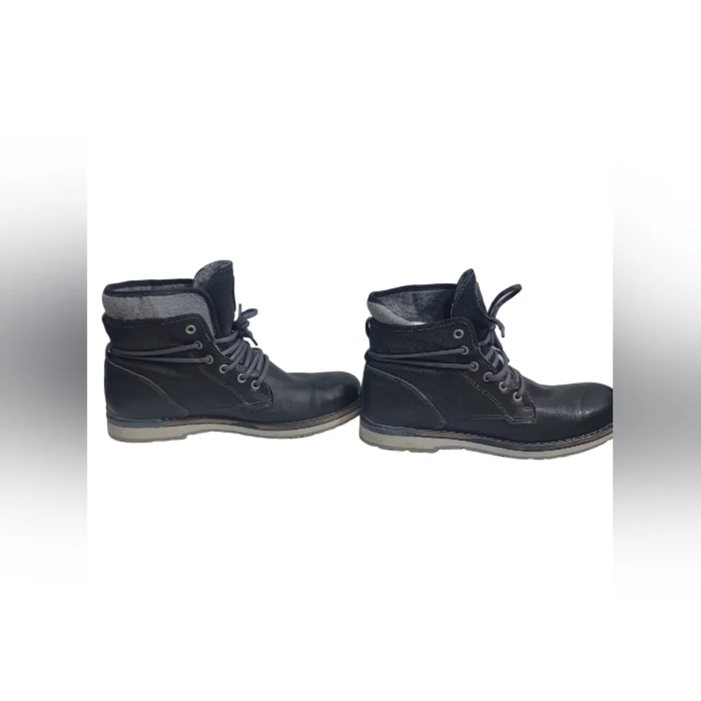 Aldo Men's size 9.5 Euro 42.5 dress casual black leather lace-up ankle boots.